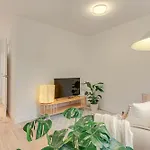 Hideaway آكورونيا